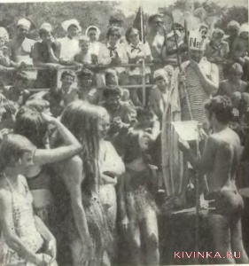 На фото вы видите грозного бога морей... не Нептуна, а Нептуния — ведь праздник-то химический