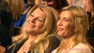 две тупоблонди с накачанным лицом