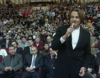 Эрнст на финале КВН 1999 г, на заднем плане премьер министр Путин