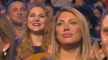 губастая блондинка а на заднем плане девушка из команды КВН РАисы