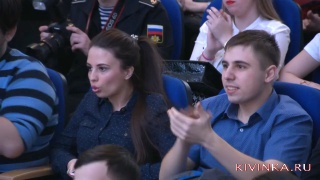 девушка показала недовольство отрыжкой