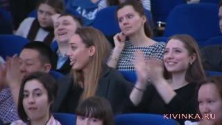 девушка показала язык