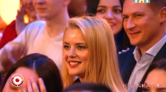 блондинка с прямыми волосами