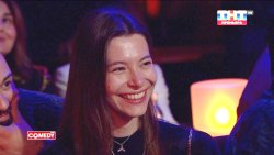 красивая девушка со вставными зубами