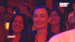 девушка с ровными зубами