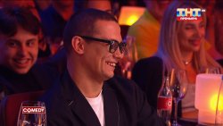 парень с заячьей улыбкой и курносым носом