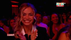 девушка с красивой улыбкой