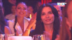 девушка с черными волосами