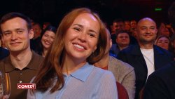 красивая девушка со свинячьими глазками