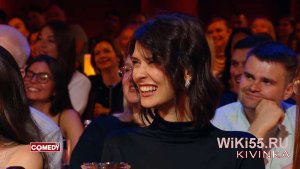 девушка с очень оригинальной улыбкой